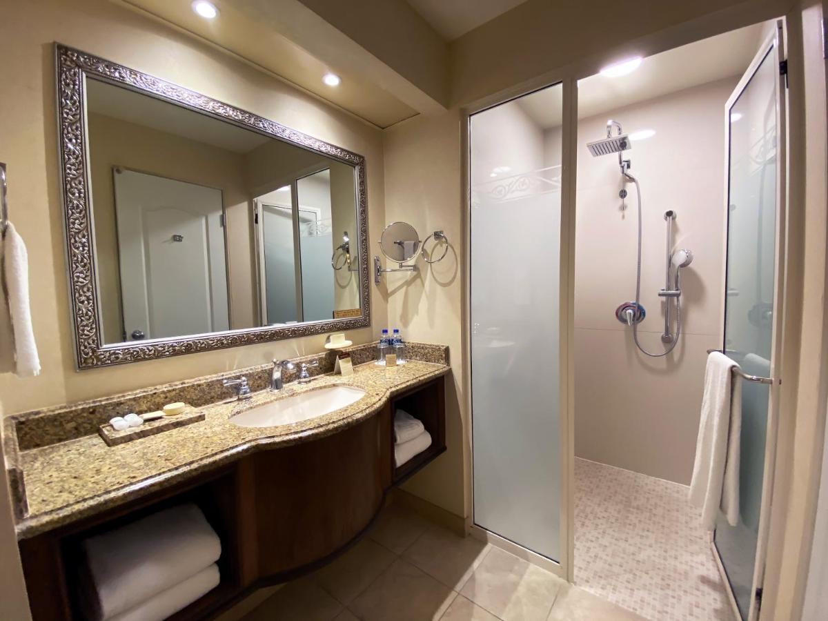 Safi Royal Luxury Centro Hotel Monterrey Ngoại thất bức ảnh A bathroom in a hotel