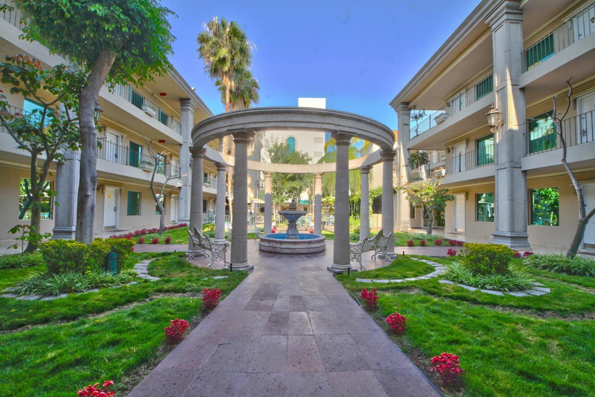 Safi Royal Luxury Centro Hotel Monterrey Ngoại thất bức ảnh Fountain at the center of the complex