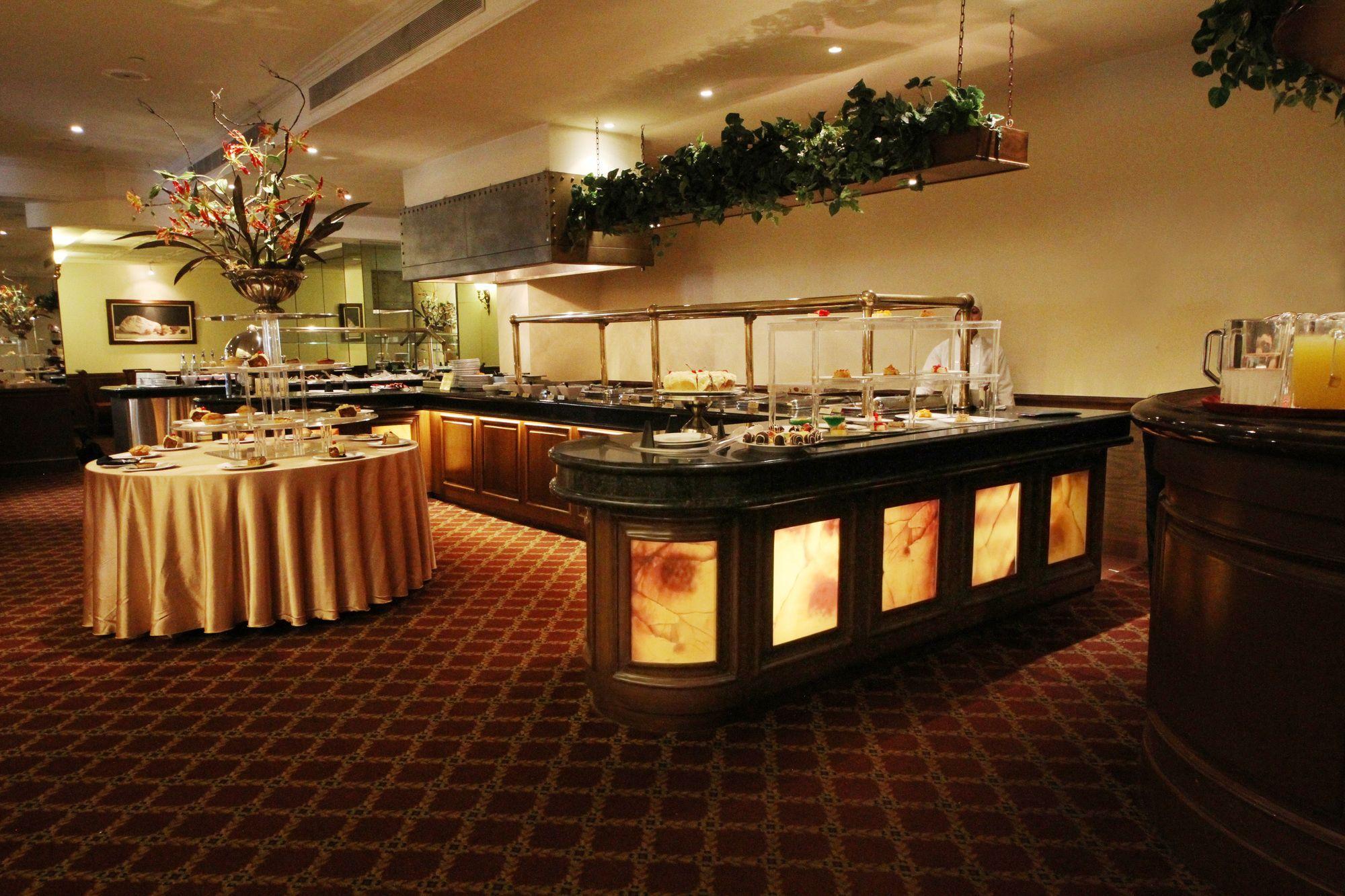 Safi Royal Luxury Centro Hotel Monterrey Ngoại thất bức ảnh The buffet at the hotel's restaurant