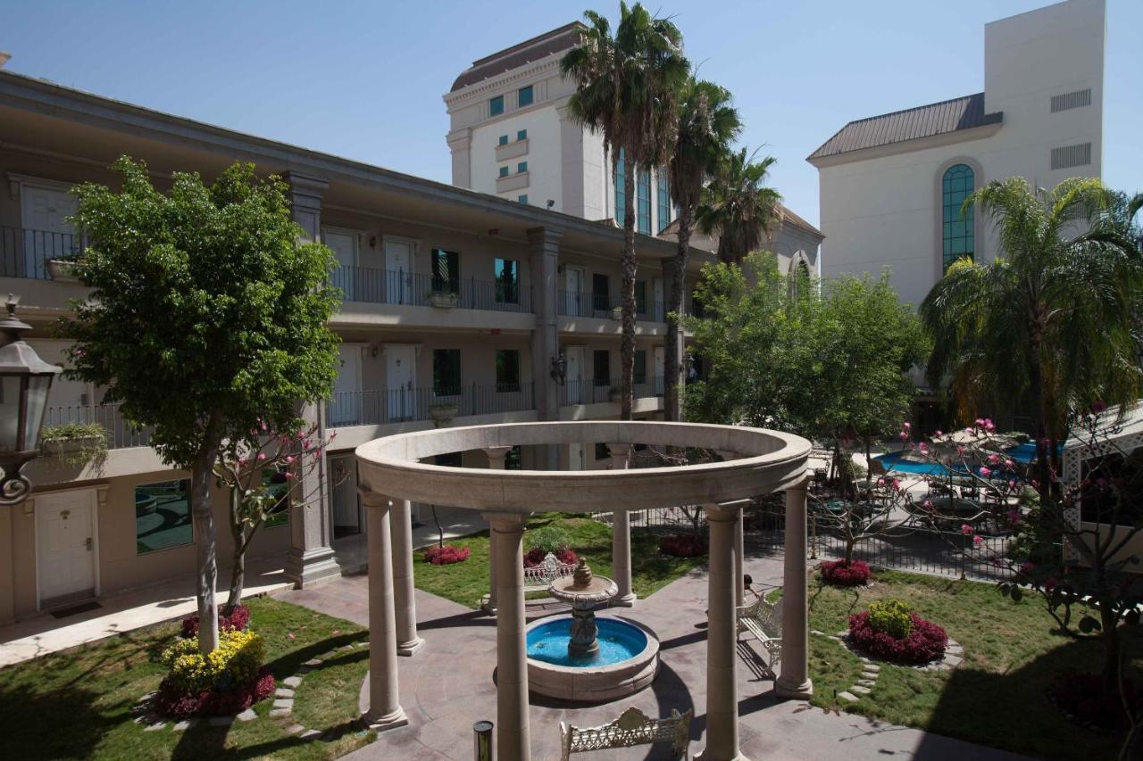 Safi Royal Luxury Centro Hotel Monterrey Ngoại thất bức ảnh Fountain at the center of the complex